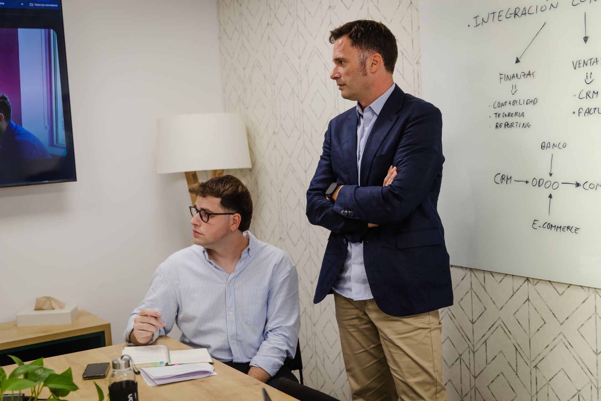 Equipo analizando procesos durante una implantación de Odoo
