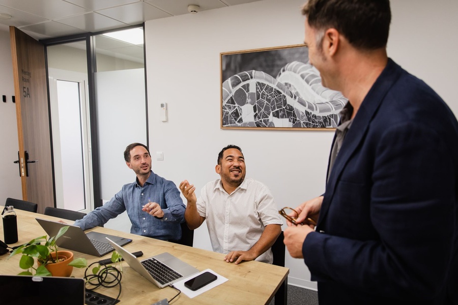 Tres personas del equipo trabajando juntas