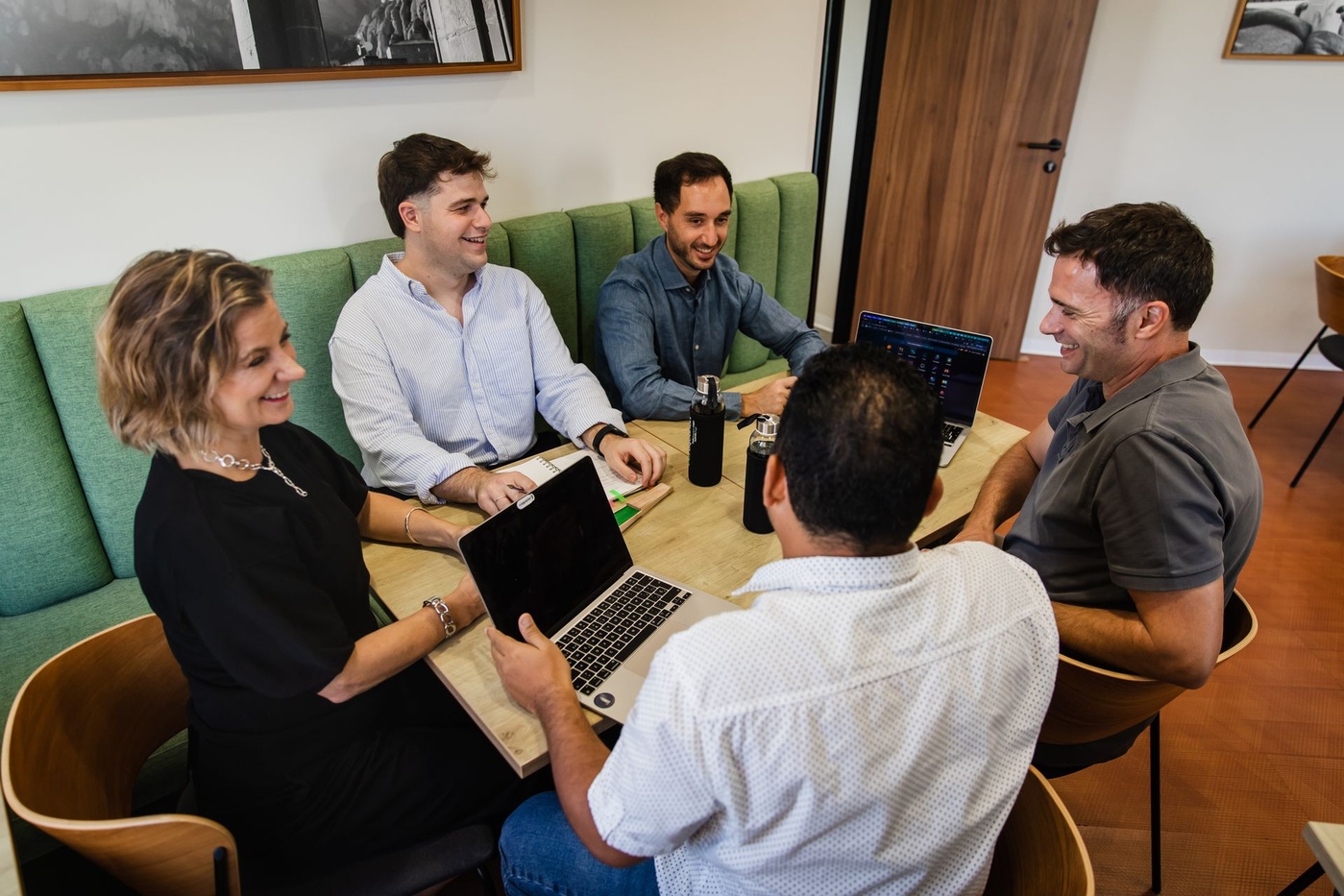 Equipo analizando datos financieros en Odoo