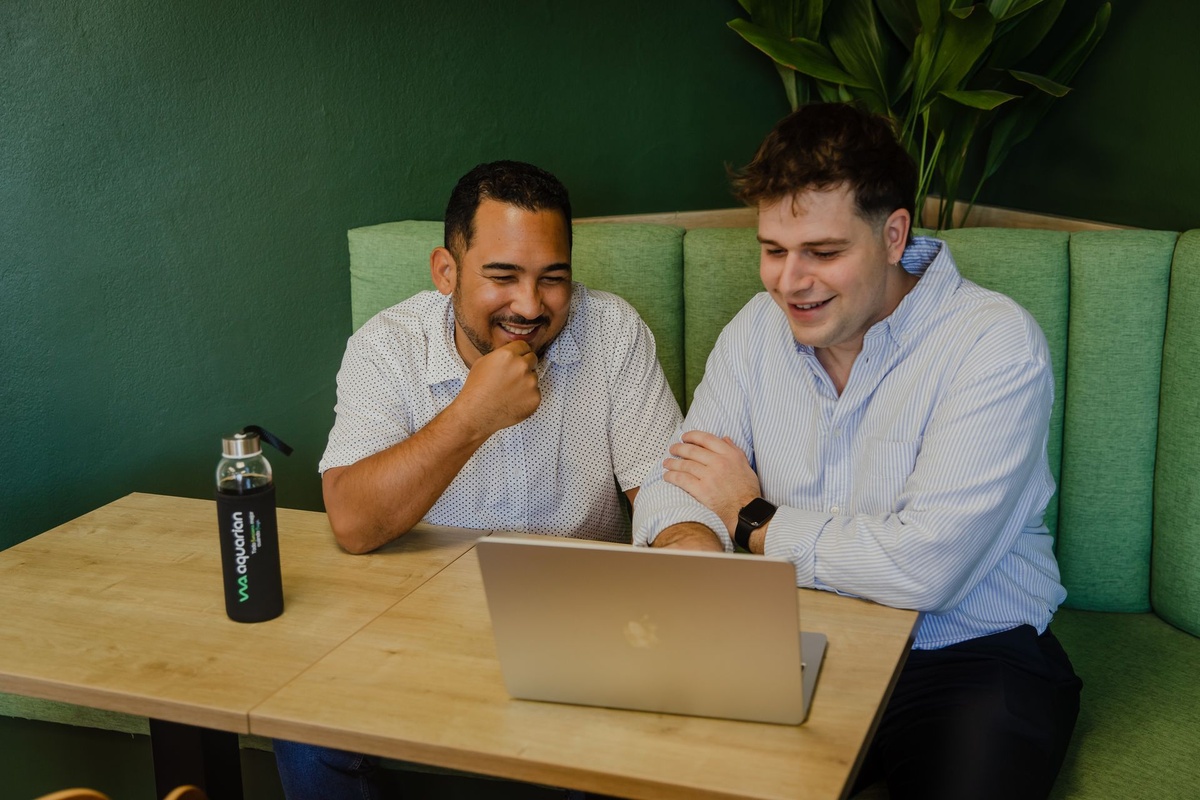 Equipo de Aquarian trabajando con un cliente